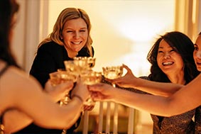 Femmes qui trinquent